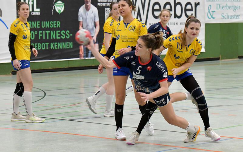 Hier kommt die Abwehr der SG AmmerGäu zu spät: Lara Chmel (Nr. 5) von der SG H2Ku Herrenberg II kommt zum Abschluss, Fabienne Heinzle (Nr. 10) und Helen Fritz (Nr. 7) können nicht mehr eingreifen. GB-Foto: Holom