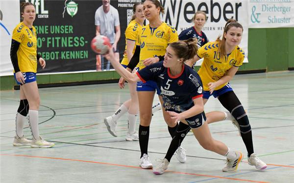 Hier kommt die Abwehr der SG AmmerGäu zu spät: Lara Chmel (Nr. 5) von der SG H2Ku Herrenberg II kommt zum Abschluss, Fabienne Heinzle (Nr. 10) und Helen Fritz (Nr. 7) können nicht mehr eingreifen. GB-Foto: Holom
