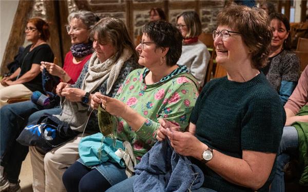 Hier läuft gerade die Komödie „Der Pinguin meines Lebens“. Viele Hände erledigen ihre Strickarbeiten nebenher. GB-Foto: Schmidt