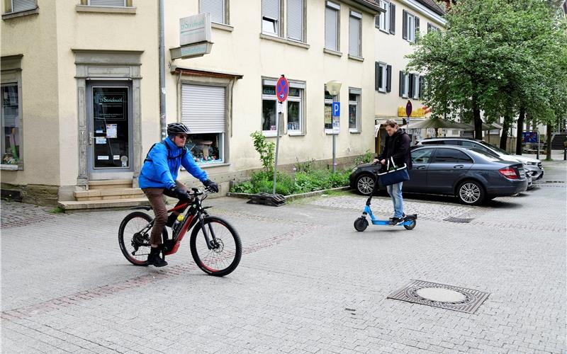 Hier sollen im Sommer anstatt Autos Fahrradständer und Sitzmöglichkeiten stehen. Die Stadt will sich um ein Förderprojekt bewerben. GB-Foto: Holom