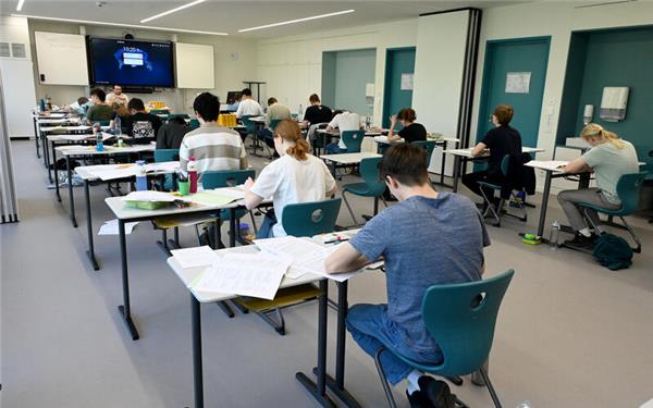 Hier widmen sich die AGH-Abiturienten der Klausur im Fach Physik. GB-Foto: Holom