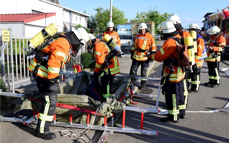 Hier wird der Gabelstapler-Fahrer dekontaminiert. GB-Foto: Holom