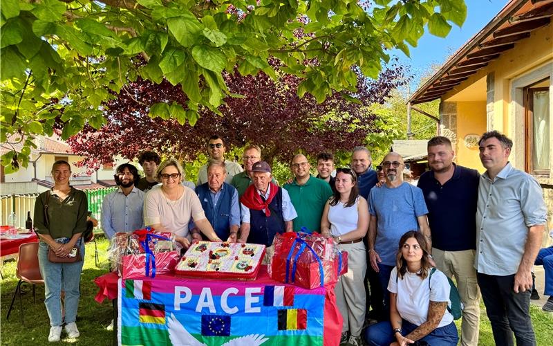Hier wird die Friedensfahne übergeben. Alle Delegationen sind mit dabei. GB-Foto: Merkt