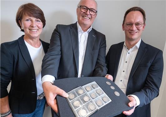 Hilde Aichele, Tochter des Münzfinders Gustav Barth, wohnte der Übergabe des Mönchberger Münzschatzes als Dauerleihgabe der Volksbank, vertreten durch Jörg Stahl, an den Herrenberger Oberbürgermeister Nico Reith bei. GB-Fotos: Vecsey