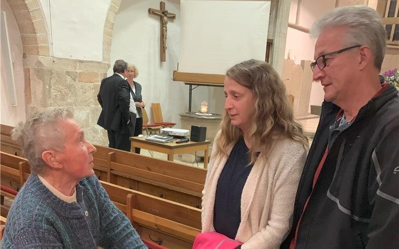 Hildegard Herrmann (links) im Gespräch mit Bürgern. GB-Foto: Holzapfel