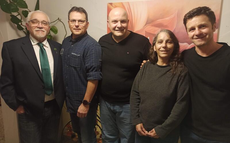 Hildrizhausen – Die Hausemer Gartenfreunde widmeten sich bei ihrer Jahreshauptversammlung unter anderem der Vorstellung des Geschäftsberichts für 2025. Der Vorstand wurde dabei von Gemeinderat Jochen Braun in Vertretung für Bürgermeister Matthias Schöck entlastet. Neben einem Ausblick auf die für dieses Jahr vorgesehenen Aktionen standen auch Ehrungen an. Seit 60 Jahren ist Eva-Maria Setzer bei den Gartenfreunden Mitglied, 50 Jahre können Dieter Patolla und Helga Topeters vorweisen. Dagegen kommen Susanne Fuchs, Horst Häussermann und Heiko Hoffmann auf 25 Jahre und derer zehn bringen Daniel und Nadine Beerwerth sowie Helmut Hörmann zusammen. Im Fokus stand aber die Neuwahl des gesamten Vorstands, da der bisherige sich für eine Wiederwahl nicht zur Verfügung stellte. So stehen an der Vereinsspitze nunmehr (von rechts) Adalbert Beigelt als zweiter Vorsitzender, Claudia Bauerfeind als Schriftführerin, Elias Rai als Kassier und Guido Bauernfeind als erster Vorsitzender. Ganz links im Bild zu sehen ist Robert Fritsch, Wahlleiter und Vorsitzender des Bezirksverbands. gb/GB-Foto