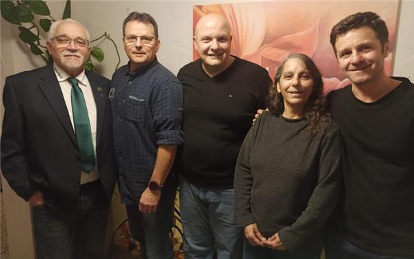 Hildrizhausen – Die Hausemer Gartenfreunde widmeten sich bei ihrer Jahreshauptversammlung unter anderem der Vorstellung des Geschäftsberichts für 2025. Der Vorstand wurde dabei von Gemeinderat Jochen Braun in Vertretung für Bürgermeister Matthias Schöck entlastet. Neben einem Ausblick auf die für dieses Jahr vorgesehenen Aktionen standen auch Ehrungen an. Seit 60 Jahren ist Eva-Maria Setzer bei den Gartenfreunden Mitglied, 50 Jahre können Dieter Patolla und Helga Topeters vorweisen. Dagegen kommen Susanne Fuchs, Horst Häussermann und Heiko Hoffmann auf 25 Jahre und derer zehn bringen Daniel und Nadine Beerwerth sowie Helmut Hörmann zusammen. Im Fokus stand aber die Neuwahl des gesamten Vorstands, da der bisherige sich für eine Wiederwahl nicht zur Verfügung stellte. So stehen an der Vereinsspitze nunmehr (von rechts) Adalbert Beigelt als zweiter Vorsitzender, Claudia Bauerfeind als Schriftführerin, Elias Rai als Kassier und Guido Bauernfeind als erster Vorsitzender. Ganz links im Bild zu sehen ist Robert Fritsch, Wahlleiter und Vorsitzender des Bezirksverbands. gb/GB-Foto