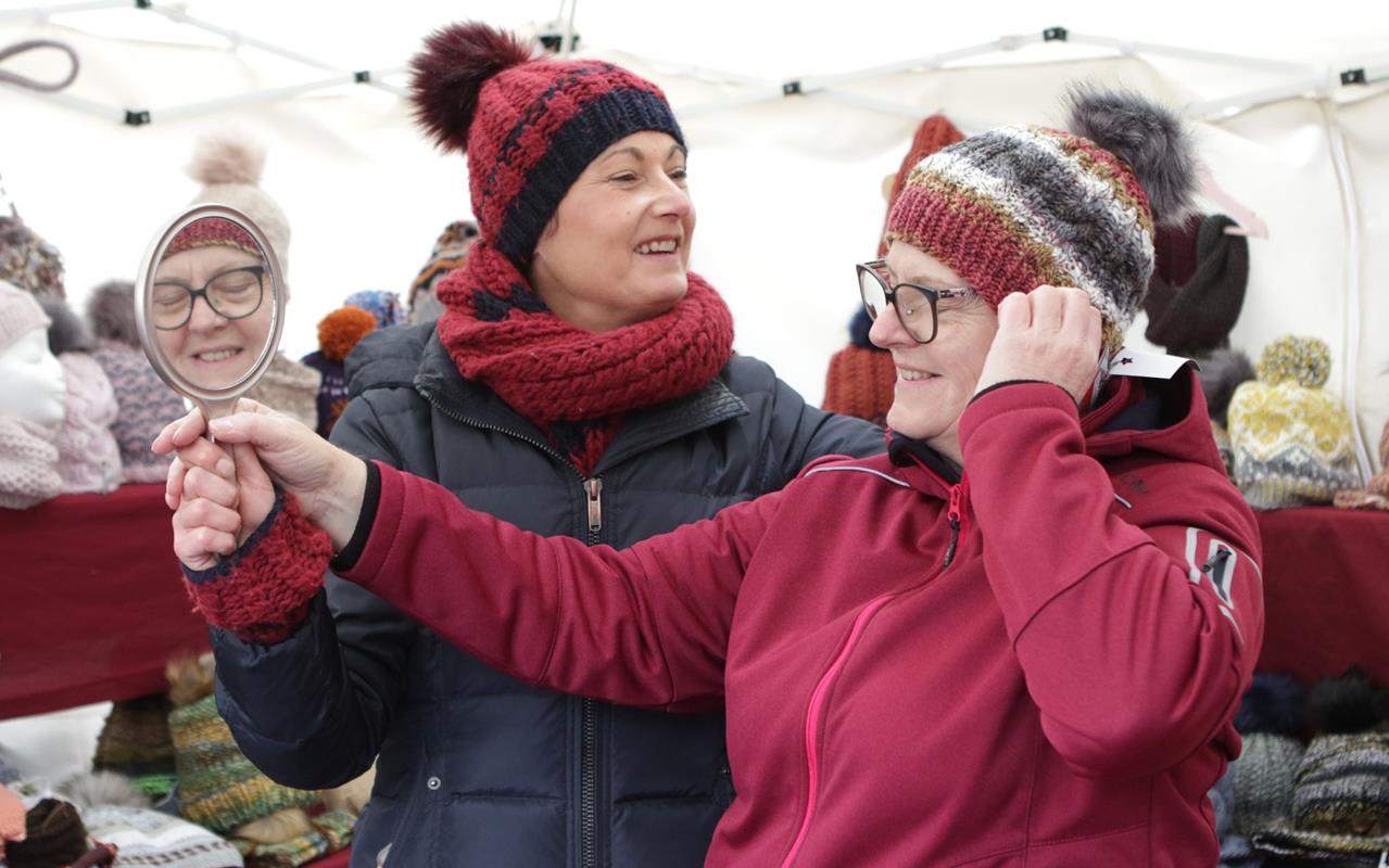 Hildrizhausen Weihnachtsmarkt hier berät Claudia Raible  Andrea Schrade welche B...