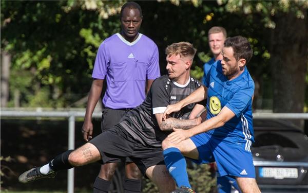 Hildrizhausen (re.) und Mönchberg beharkten sich nach Kräften, aufmerksam beobachtet von Schiri Ousmane (li.). GB-Foto: Vecsey
