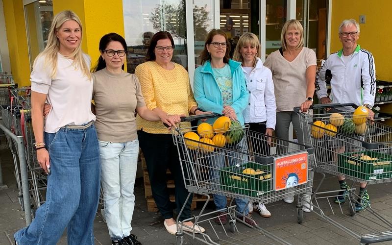 Hildrizhausens Einkaufsengel (von links): Melissa Arzt, Carmen Lorenz, Sabrina Wössner, Korinna Huke, Katharina Klenk, Ute Braun und Jürgen Balke.GB-Foto: Holzapfel