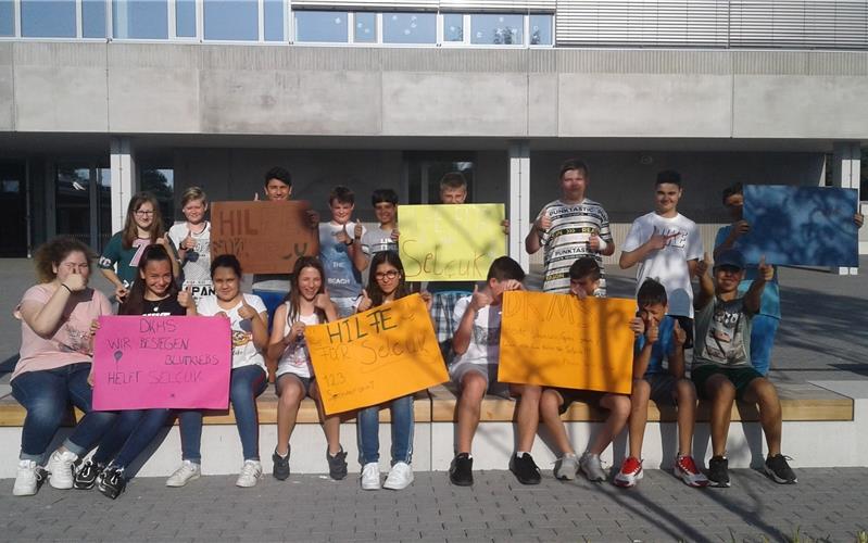 „Kinder laufen für Kinder“ Hilfe für denan LeukämieerkranktenMitschüler:Selcuks Klasse mit selbst gemalten PlakatenGB-Foto:gb