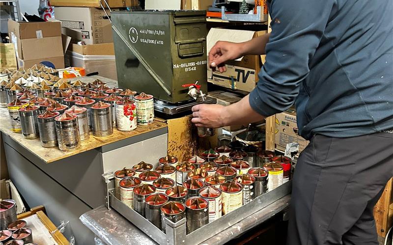 Hilfe für die Ukraine: Kerzen werden gesammelt und aufbereitet. GB-Foto: gb