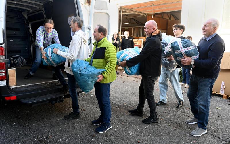 Hilfsgüterverladung in Bondorf: 1,3 Tonnen gesammelter Kleidungsstücke gelangten im Sprinter nach Calais.GB-Foto: Holom