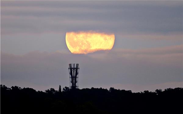 Himmelsspektakel über dem Schönbuch und seinem Wahrzeichen  (gesehen von Sonja Sayer aus Jettingen)