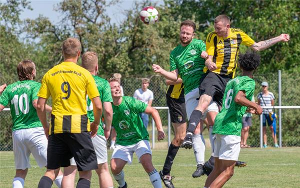 Hin und wieder gelang es den SF Kayh (rechts oben Raphael Widmaier beim Kopfball) eine kurze Drangperiode auf das Tor der Spvgg. Weil im Schönbuch II zu starten, aber viel herausgespielte Chancen gab es nicht für das Gäuteam gegen den betont defensiv stehenden Gegner. GB-Fotos: Vecsey