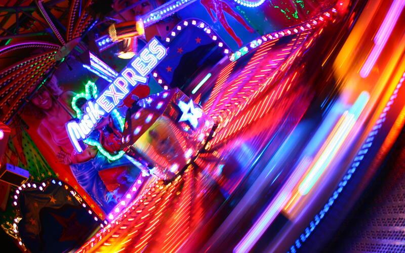 Hinter den grellen Lichtern der Schausteller-Attraktionen herrscht mitunter eine harte Konkurrenzkampf.GB-Foto (Symbolbild): Sarah Kaiser/stock.adobe.com