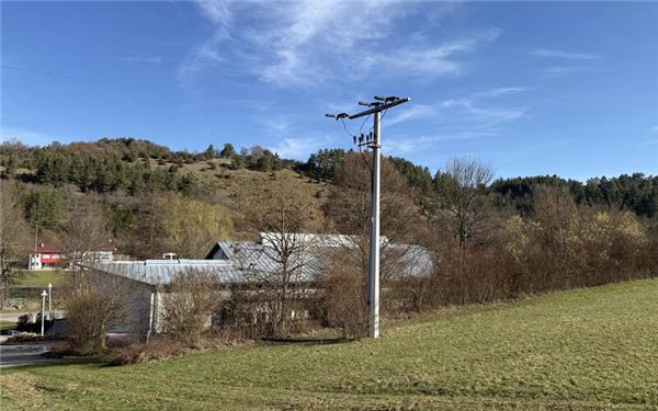 Hinter der Gültlinger Mehrzweckhalle soll auf einer Fläche von 0,37 Hektar eine Freiflächen-Photovoltaik-Anlage ermöglicht werden. GB-Foto: Priestersbach