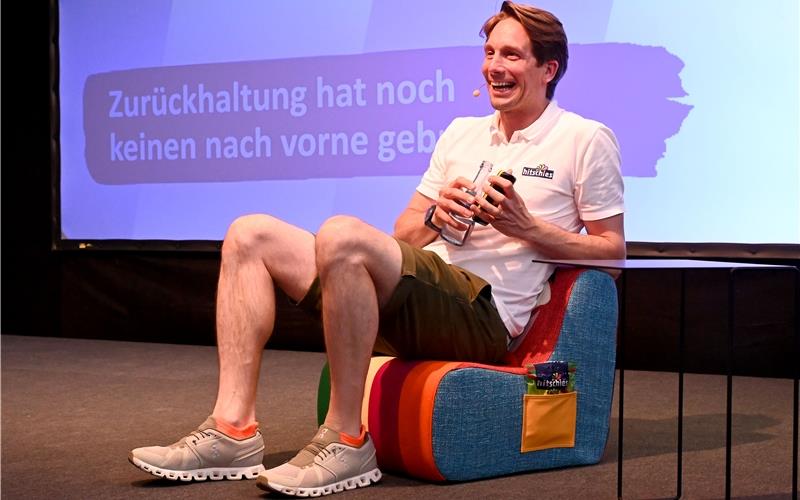 Hitschies-CEO Philip Hitschler-Becker erhält nach dem „DigiTalk“ einen Kindersessel, der in der Azubi-Werkstatt von Walter Knoll angefertigt wurde –extra im bunten Hitschies-Design mit einem Drachengesicht auf der Rückenlehne und Taschen an der Seite, um dort Bonbontütchen zu verstauen. GB-Foto: Holom