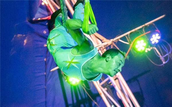 Hoch hinaus geht es für die Akrobaten des Circus Enrico. GB-Foto: Vecsey