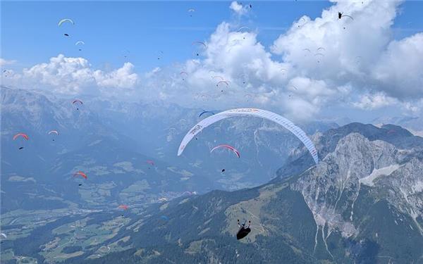 Hoch oben in der Luft fühlt sich Jonathan Kalmbach wohl. GB-Fotos: gb