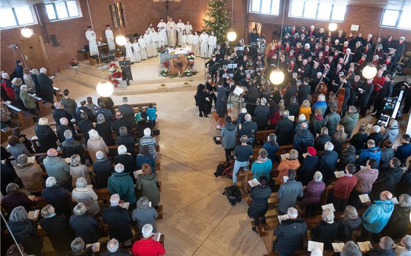 Hochamt in St. Martin Herrenberg: Kirchenchor, Musiker und Solisten bringen Antonín Dvořáks Messe zur Aufführung. GB-Foto: Schmidt
