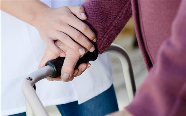 Hochbetagte Patienten erhalten mit einem verbundweiten Zentrum für Geriatrie nun eine spezialisierte Behandlung. GB-Foto (Symbolbild): W Production – stock.adobe.com