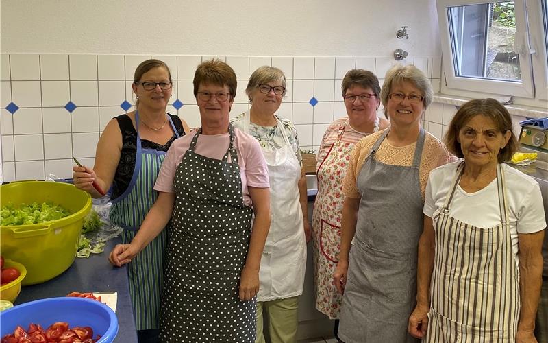 Hochbetrieb herrscht in der Küche des Sulzer Gemeindehauses, wenn der monatliche Seniorenteller zubereitet wird – und das alles ehrenamtlich GB-Foto: Priestersbach
