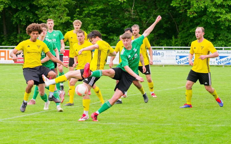 Hochbetrieb im Strafraum: Der SV Deckenpfronn (grün) steht ausgezeichnet da in der Bezirksliga. Foto: Eibner/Wasserbauer