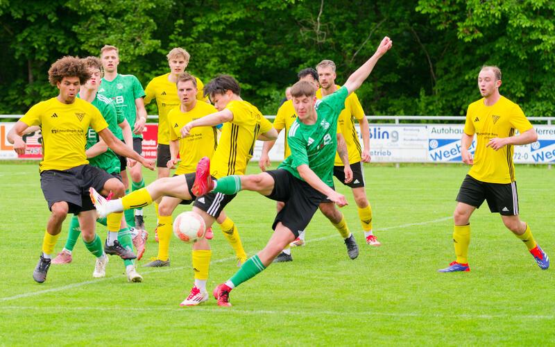Hochbetrieb im Strafraum: Der SV Deckenpfronn (grün) steht ausgezeichnet da in der Bezirksliga. Foto: Eibner/Wasserbauer