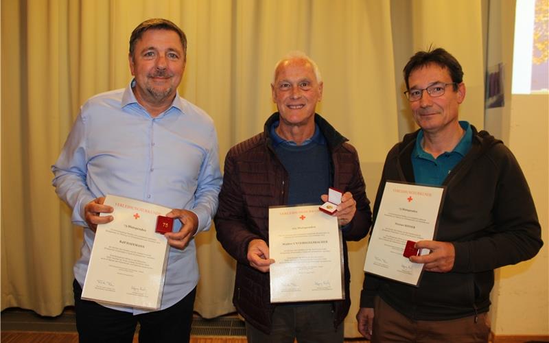Hochkarätige Blutspenderehrung (von links): Ralf Hafemann, Walter Unteregelsbacher und Werner Binder. GB-Foto: Baum