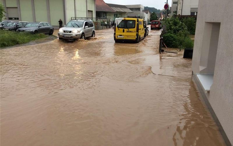Hochwasser kann verheerende Schäden verursachen. Hier ein Rückblick auf das Hochwasser 2016 in Entringen. Doch auch Gemeinden, die höher liegen und kein fließendes Gewässer in der Nähe haben, sind vor Überschwemmungen nicht sicher. GB-Foto (Archiv): gb