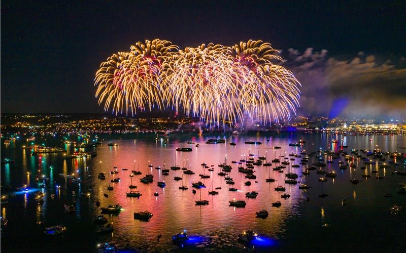 „Gäubote“-Familien-Tour: Sommerfestival
vor Traumkulisse Höhepunkt: Farbenprächtiges Feuerwerk über dem Bodensee.GB-Foto: Konstanzer Seenachtfest FeuerwerkAchim Mende