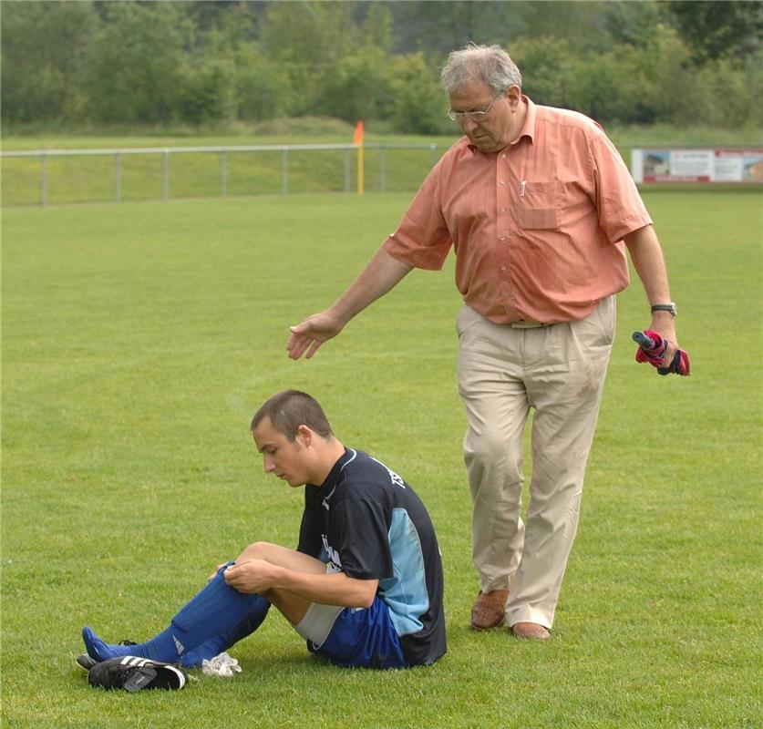 Hörmann der Seelentröster nach der Niederlage - das besondere Bild - Fußball Hil...