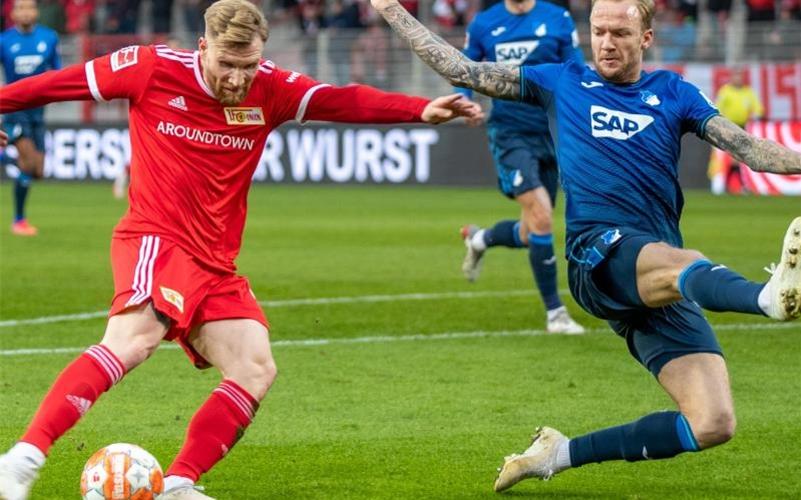 Hoffenheims Kevin Vogt (r) kämpft gegen den Torschützen zum 1:1, Unions Andreas Voglsammer, um den Ball. Foto: Andreas Gora/dpa