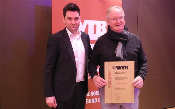 Hohe Auszeichnung für Manfred Kiefer (rechts), überreicht von Verbandschef Stefan Hofherr. GB-Foto: tv