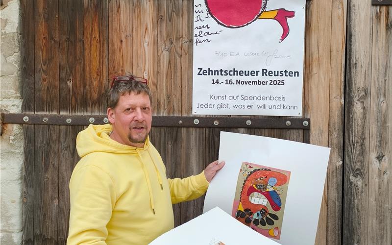 Holger Beck zeigt die vielfarbigen Holzschnitte von Werner Borsdorf. GB-Foto: Straub