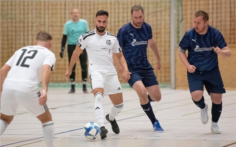 FC Unterjettingen überrascht die Konkurrenz Holprig, aber erfolgreich: TV Nebringen (von links mit Loris Killinger und Max Ormos) legte mit einem 4:3-Sieg über den FC Gärtringen II den Grundstein für das spätere Weiterkommen. GB-Foto: Vecsey