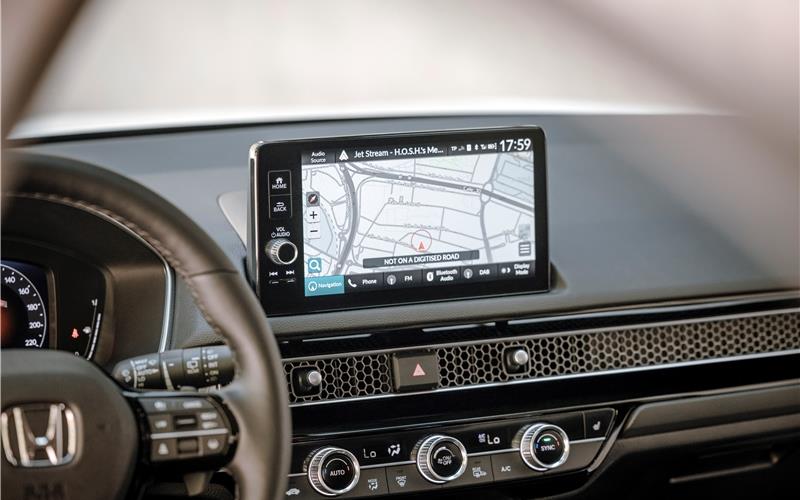 Klares, elegantes und sportliches Design Honda Civic e:HEV: Der zentrale Touchscreen wurde weiter oben positioniert