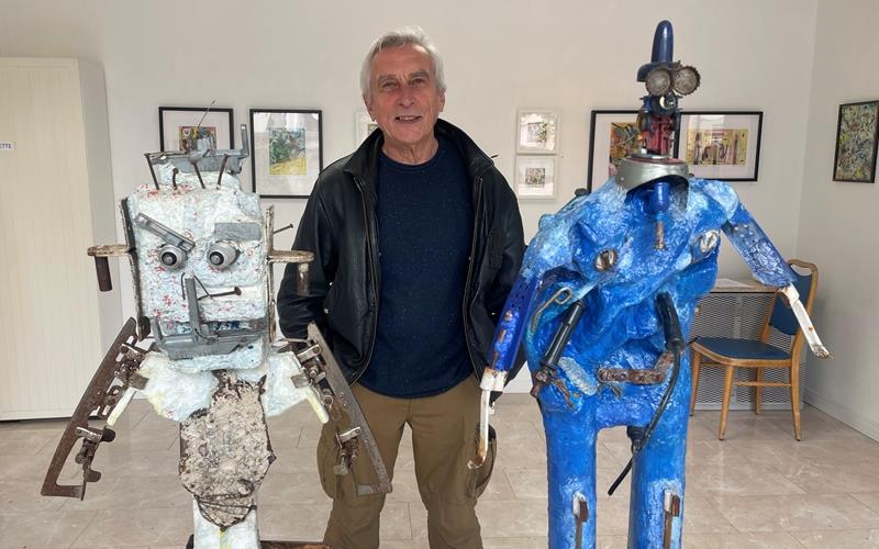 Horst Berner mit zwei Figuren in der Galerie Schacher – eine davon ist eine Hommage an Hellmut Erath. GB-Foto: Bausch