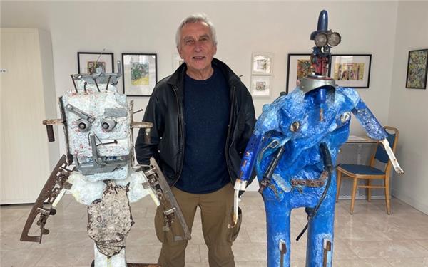 Horst Berner mit zwei Figuren in der Galerie Schacher – eine davon ist eine Hommage an Hellmut Erath. GB-Foto: Bausch