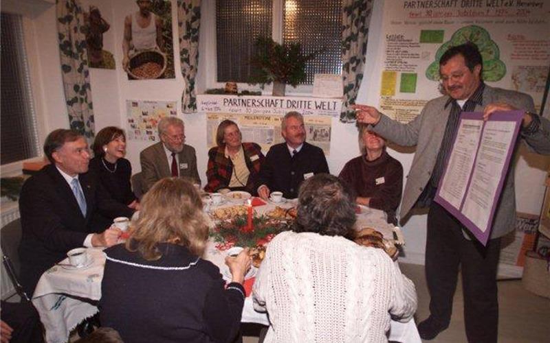 „Gäubote“-Weihnachtsaktion - Prof. Horst Köhler: „Jeder kann einen Beitrag dazu leisten“ Horst Köhler (ganz links mit Frau Eva-Luise Köhler) informierte sich im Jahr 2004 beieinem Besuch im Welt-Laden über die damals aktuelle Situation. GB-Foto (Archiv): gb