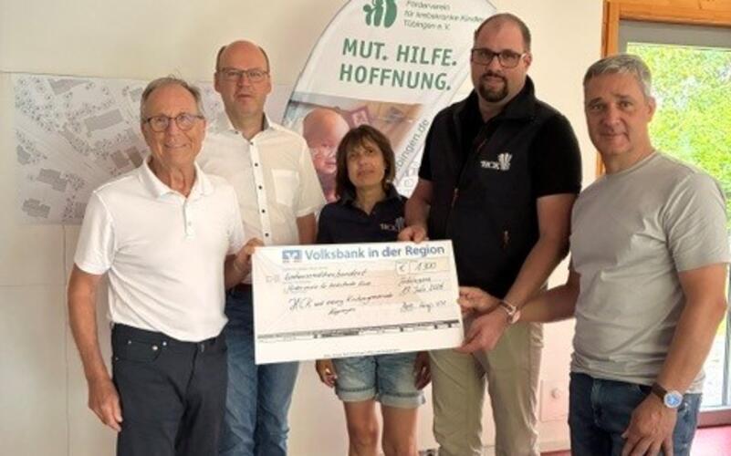 Horst Simscheck (Förderverein), Andreas Knapp (Kirchengemeinde), Petra Klump, Ralf Patz, Mario Frisch (HCK/von links) bei der Spendenübergabe. GB-Foto: gb
