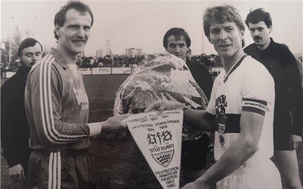Horst Stritzelberger (links) als Kapitän der SV Böblingen 1985 beim Wimpeltausch mit Karlheinz Förster vom VfB Stuttgart, dahinter das Gäu-Schiedrichtergespann mit (von links) Hermann Grumbach (Herrenberg), Richard Armbruster (Bondorf) und Thomas Schnaufer (ebenfalls Herrenberg). GB-Foto (Archiv): Stampe