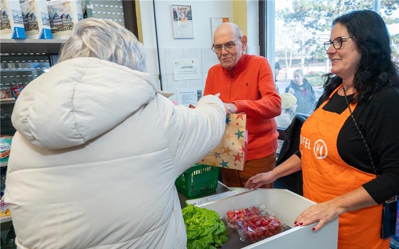 Horst Weingärtner und Carmen Koebe (rechts) übergaben Geschenke an die Kunden. GB-Foto: Vecsey