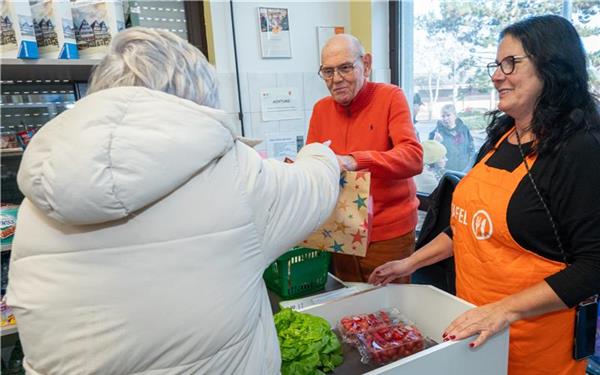 Horst Weingärtner und Carmen Koebe (rechts) übergaben Geschenke an die Kunden. GB-Foto: Vecsey