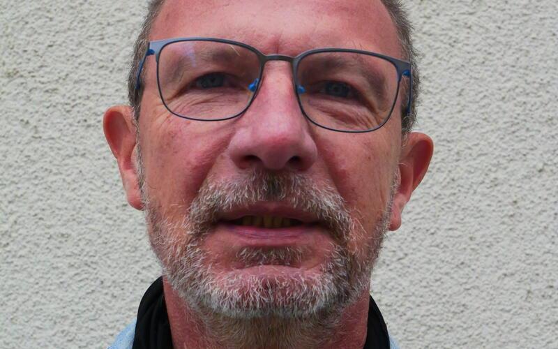 Hubert Graack, 63, ehemals Verkaufsberater„Ich fühle mich hier schon seit Jahren sicher. Ich habe nie mitbekommen, dass hier etwas gewesen wäre. Woher das kommt? Schwer zu sagen. In Mötzingen ist, glaube ich, noch ein Zusammenhalt da. Jeder schaut auf den anderen, alle beherrschen sich ein bisschen.“