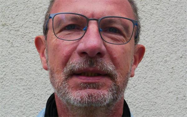 Hubert Graack, 63, ehemals Verkaufsberater„Ich fühle mich hier schon seit Jahren sicher. Ich habe nie mitbekommen, dass hier etwas gewesen wäre. Woher das kommt? Schwer zu sagen. In Mötzingen ist, glaube ich, noch ein Zusammenhalt da. Jeder schaut auf den anderen, alle beherrschen sich ein bisschen.“