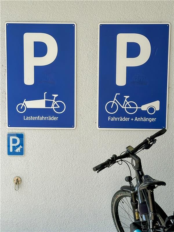 Hunde parken in Tübingen neben dem Lastenfahrrad. Von Anja Schnotz aus Gäufelden...