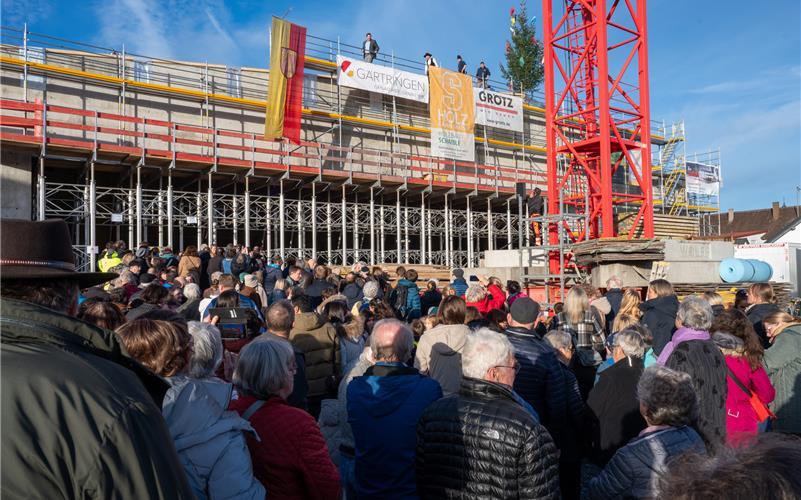 Hunderte Gärtringer ließen sich das Richtfest der neuen Ludwig-Uhland-Halle am Montagnachmittag nicht entgehen. GB-Foto: Vecsey