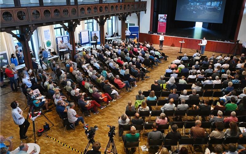 Hunderte Interessierte kamen zum „Energiedialog“ in die Stadthalle nach Rottenburg. GB-Foto: Ulmer